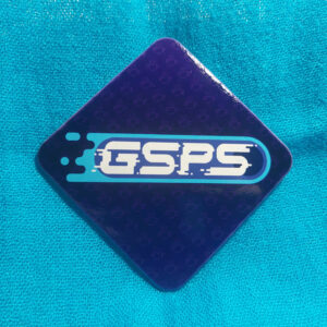 Fioletowa-podkładka-pod-kubek-z-logiem-Fundacji-GSPS-na-niebieskim-tle