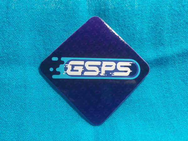 Fioletowa-podkładka-pod-kubek-z-logiem-Fundacji-GSPS-na-niebieskim-tle