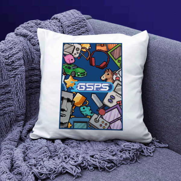 Biała poduszka z rysunkową grafiką przedstawiającą różne elementy związane z GSPS oraz fioletowe logo GSPS. Poduszka umieszczona na tle szarej kanapy oraz szarego koca.