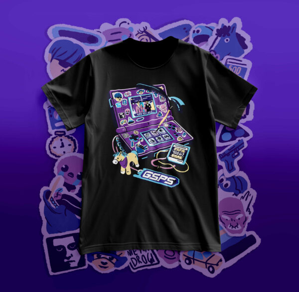 Mockup koszulki z rysunkową grafiką czarnej koszulki GSPS. Grafika przedstawia konsolę Nintendo 3DS z naklejkami i innymi nawiązaniami do wydarzeń z serii GSPS.