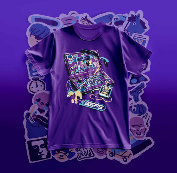 Mockup koszulki z rysunkową grafiką fioletowej koszulki GSPS. Grafika przedstawia konsolę Nintendo 3DS z naklejkami i innymi nawiązaniami do wydarzeń z serii GSPS.