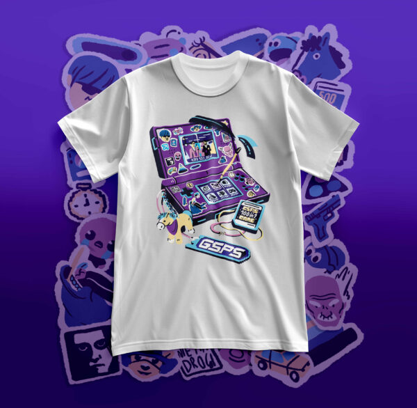 Mockup koszulki z rysunkową grafiką białej koszulki GSPS. Grafika przedstawia konsolę Nintendo 3DS z naklejkami i innymi nawiązaniami do wydarzeń z serii GSPS.